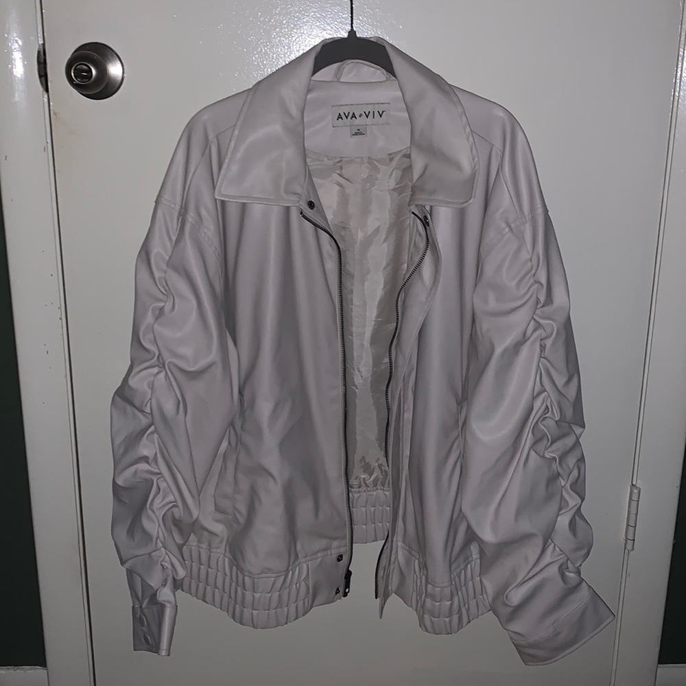 Off white ruched sleeve vegan leather jacket 🤍